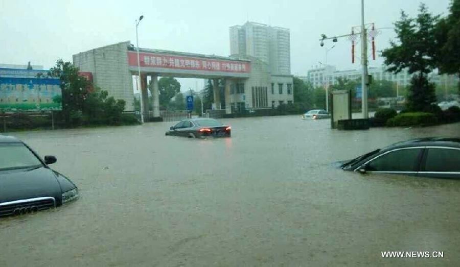 Xe hoi boi trong nuoc lu tai Trung Quoc hinh anh