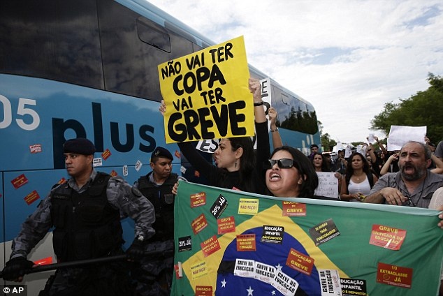 Nguoi bieu tinh tan cong xe bus cho doi tuyen bong da Brazil hinh anh