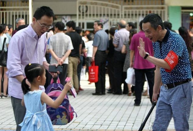 Doi tuan tra phu huynh bao ve truong tai Trung Quoc hinh anh