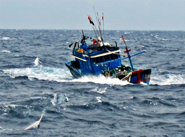 tàu cá Trung Quốc số 11209 đã đâm chìm tàu cá ĐNA 90152 của Việt Nam ở Nam Tây Nam giàn khoan HD-981 hôm 26/5. Ảnh: VTV.