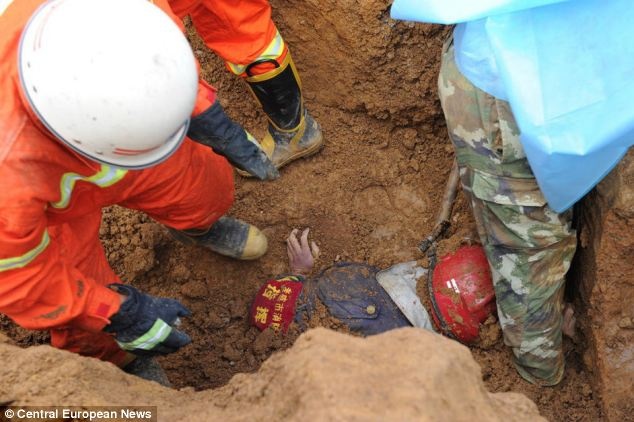 Nhom linh cuu hoa bi chon song khi dang cuu nguoi hinh anh