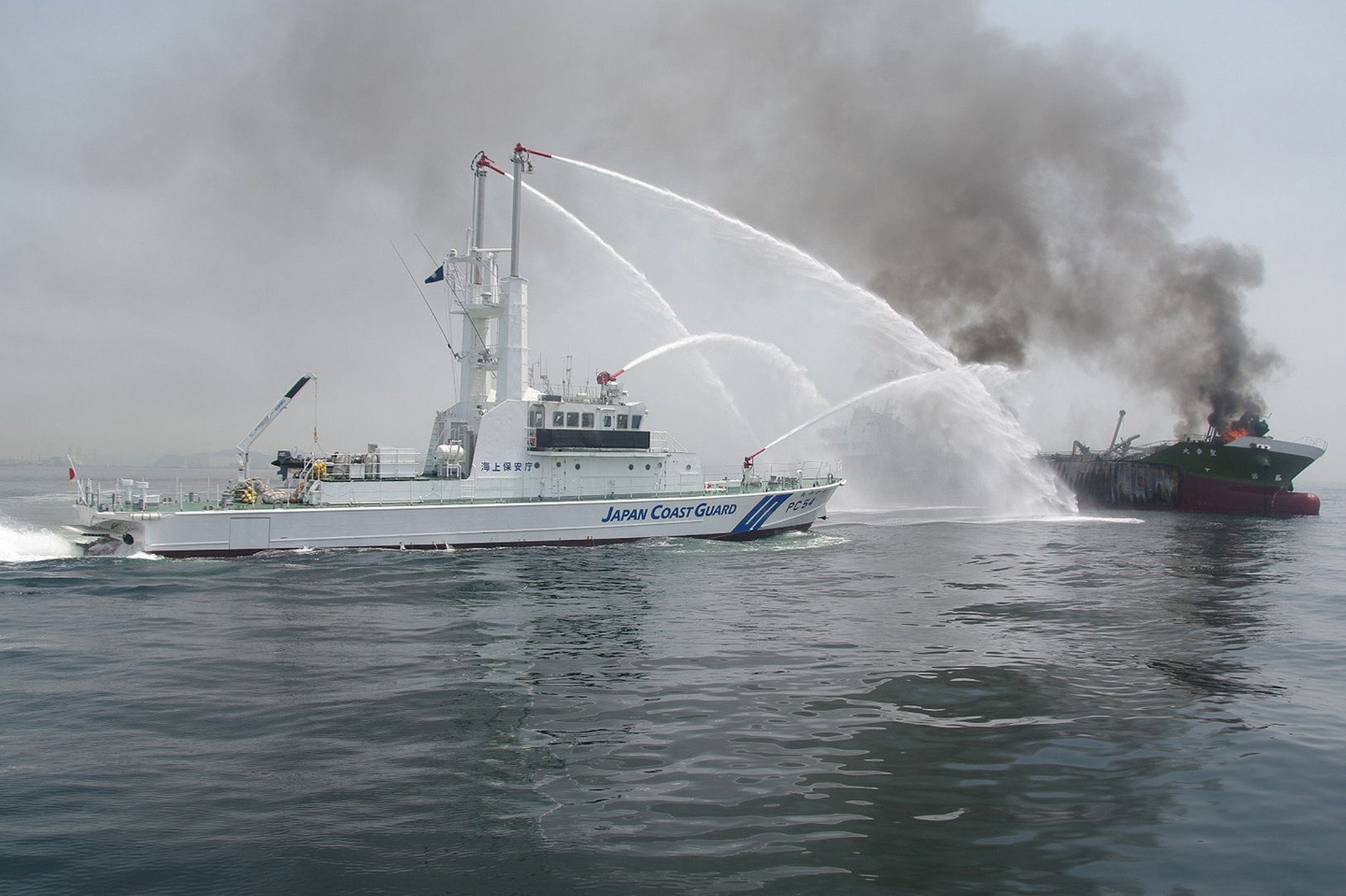 Kobe Shimbun cho hay, hình ảnh trên truyền hình cho thấy những cột khói đen cao tới 100 m bốc lên từ chiếc tàu. Ảnh: Getty.