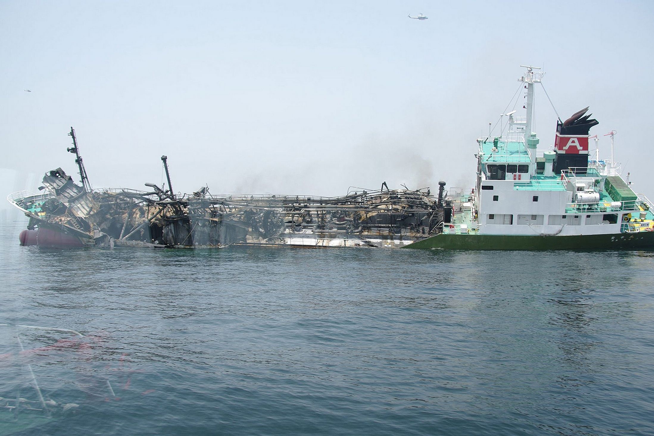 Theo ông Komura, một thành viên thủy thủ đoàn đã dùng máy cắt chạy điện để cạy sơn bám trên tàu. Đó có thể là nguyên nhân gây ra vụ nổ bởi dầu có thể sót lại trên tàu. Ảnh: Getty.