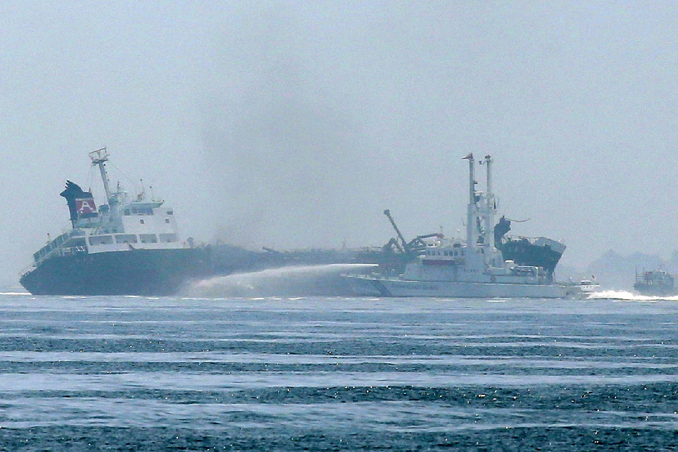 Báo Mainichi Shimbun cho hay, 4 người được chuyển đến bệnh viên đều bỏng nặng. Cảng Himeji, nơi con tàu dài khoảng 80 mét neo đậu, là một trong nhiều cảng nằm dọc theo bờ biển của tỉnh Hyogo, một vùng công nghiệp lớn của Nhật Bản. Ảnh: Getty.