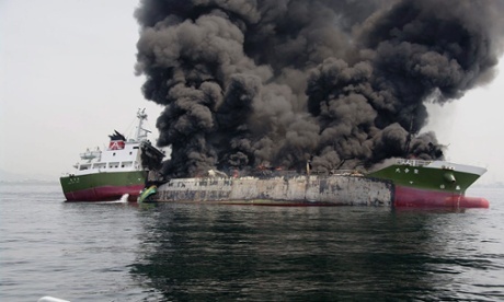 Cot khoi cao 100 m boc len tu tau cho dau Nhat Ban hinh anh