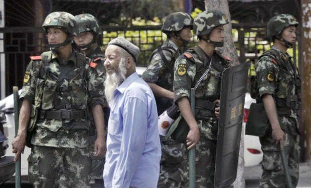 Trung Quoc dung tien de chong khung bo o Tan Cuong hinh anh