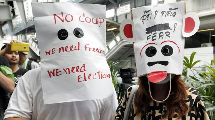 Mat na giay, khau trang trong bieu tinh chong quan doi Thai hinh anh