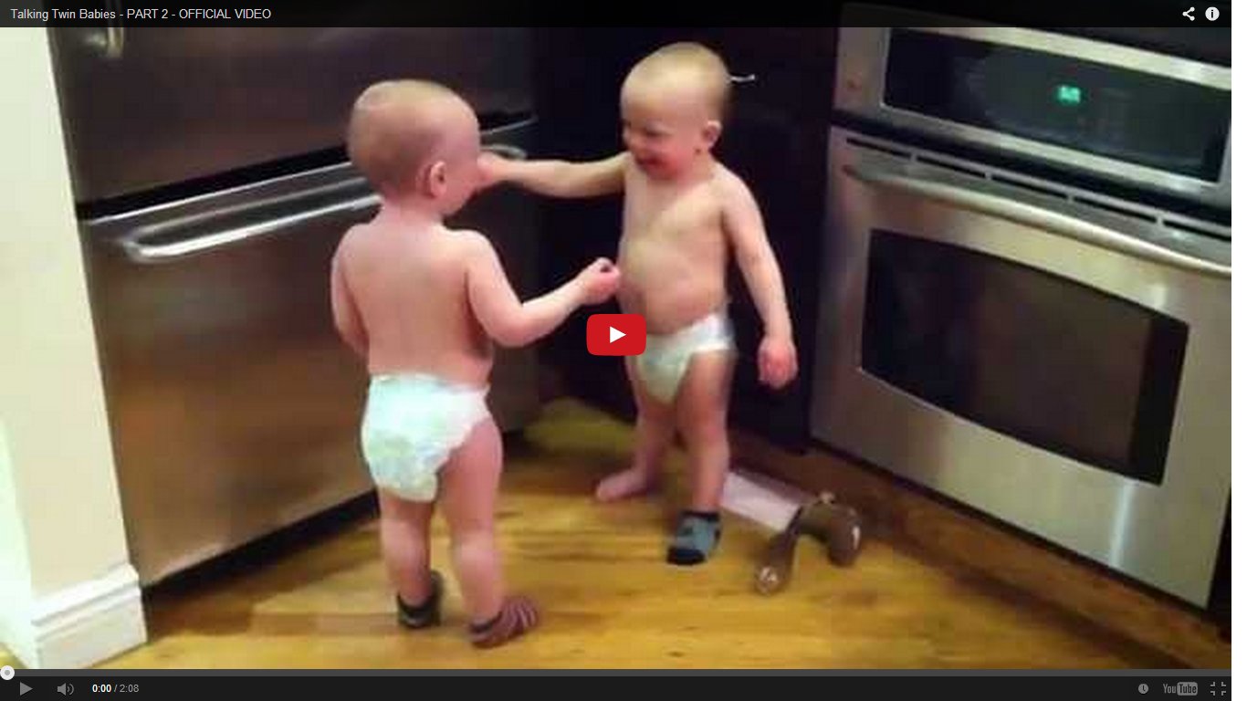 Hai em be sinh doi tro chuyen cuc yeu hinh anh