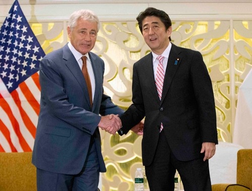 Bộ trưởng Quốc phòng Mỹ Chuck Hagel và Thủ tướng Nhật Bản Shinzo Abe trong cuộc gặp bên lề Đối thoại Shangri-La. Ảnh: Reuters.