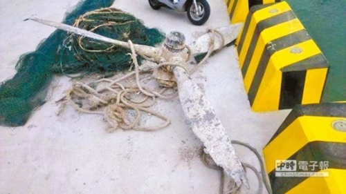 Cánh quạt người dân tìm thấy được cho là từ phi cơ mất tích. Ảnh: Chinatimes