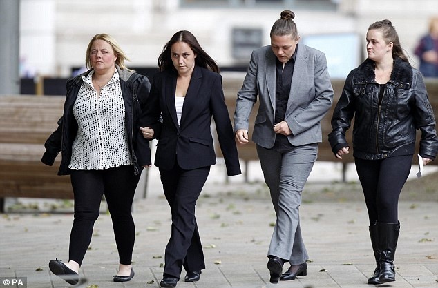 Della Woods (thứ 2 bên trái) và Haley Sulley (thứ 2 bên phải). Ảnh: PA