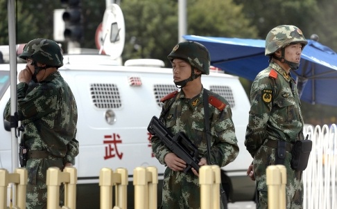 Xe boc thep cho vu khi canh thi dai hoc tai Trung Quoc hinh anh