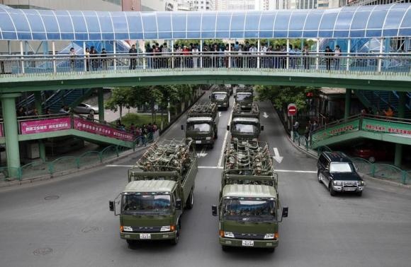 Trung Quoc tu hinh 9 phan tu khung bo tai Tan Cuong hinh anh