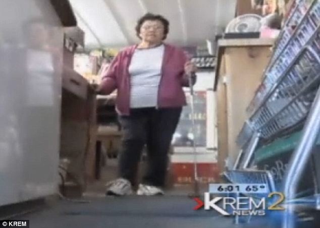 Cu ba 89 tuoi chong ten cuop mang kiem hinh anh