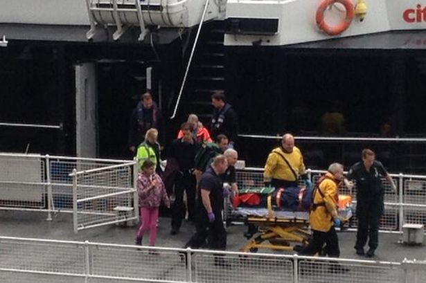 Du thuyen Anh dam vao cau tai London, 9 nguoi bi thuong hinh anh