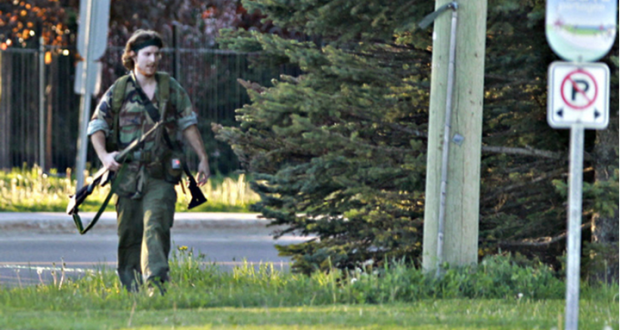 Sat thu lan tron sau khi giet 3 canh sat tai Canada hinh anh