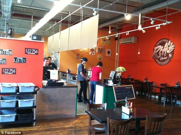 Nha hang rac nham bot hoa chat tay lo nuong len thuc an hinh anh