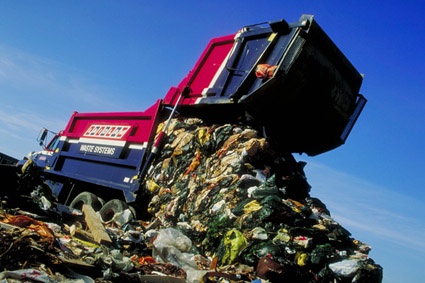 Nam cong nhan boi 2.000 tan rac de tim tien cho nguoi la hinh anh