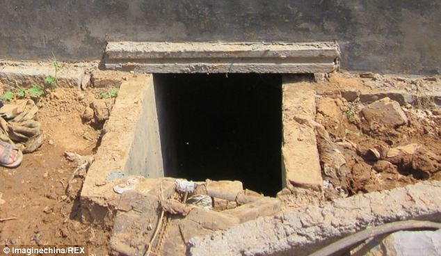 Dien thoai roi xuong ham phan, hai nguoi chet hinh anh