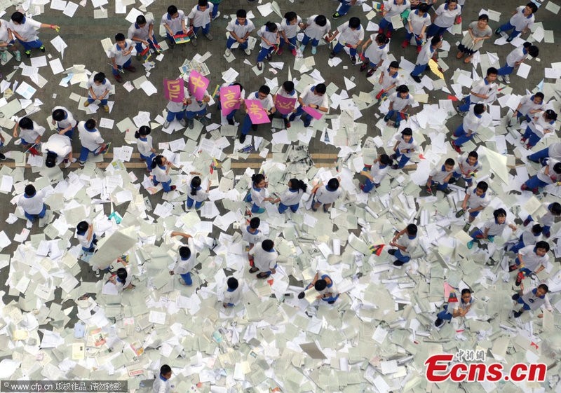 Hoc sinh nem giay khap san truong sau le tong ket hinh anh