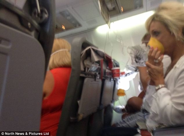 May bay Anh ha canh khan cap vi ap suat giam hinh anh