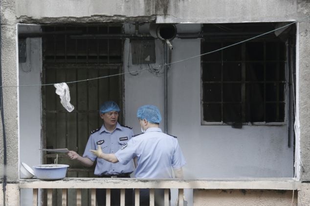 Họ đã thông báo cho những người thân về kế hoạch tự sát nhưng mọi người đều nghĩ rằng sự việc không nghiêm trọng như vậy. Sau khi toàn bộ gia đình mất tích một ngày, thân nhân đến căn hộ của họ và thấy cánh cửa vẫn đóng.