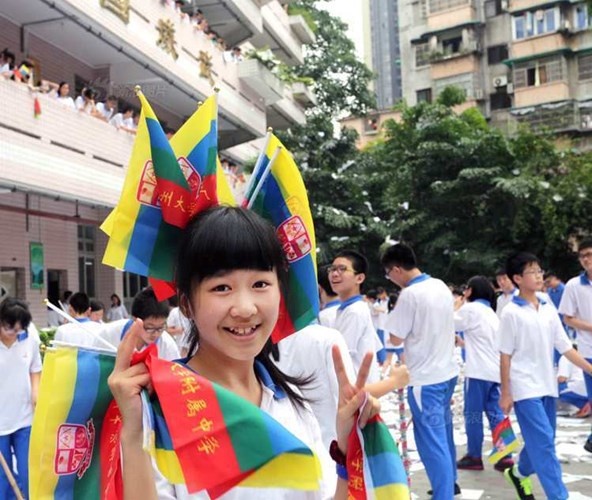 Hoạt động này không chỉ thu hút các học sinh cuối cấp tham gia mà còn thu hút học sinh toàn trường.