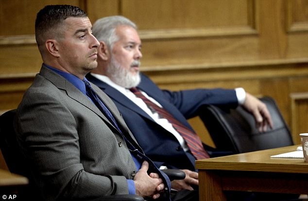 Vụ án cảnh sát Sam Carter giết chú nai Big Boy gây nhiều tranh cãi. Ảnh: AP