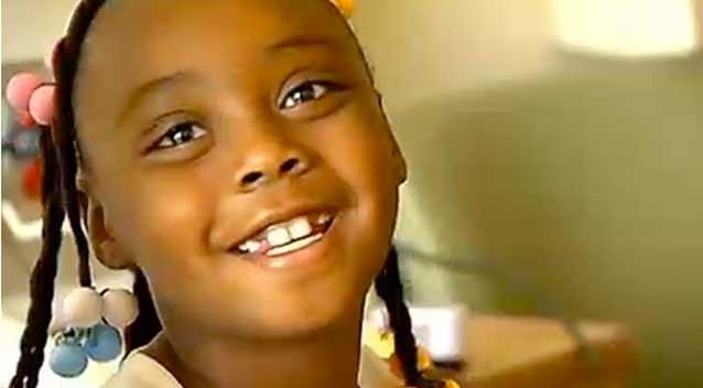 Be gai 6 tuoi do de cho me hinh anh