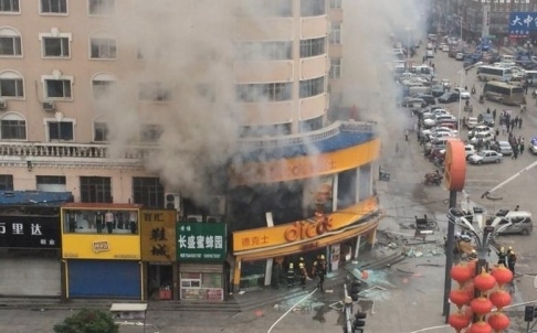 Goi canh sat truoc khi danh bom nha hang tai Trung Quoc hinh anh