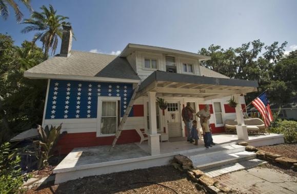 Ve quoc ky len tuong nha de phan doi chinh quyen hinh anh