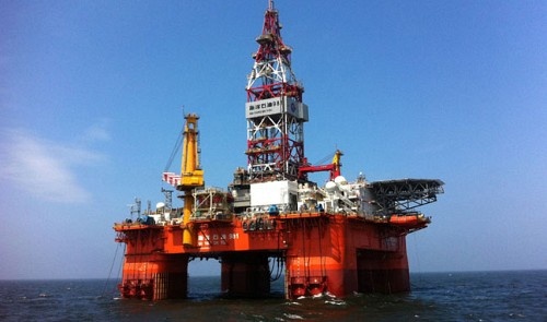 Việc Trung Quốc hạ đặt trái phép giàn khoan Hải Dương 981 tại vùng biển thuộc chủ quyền Việt Nam đã khiến dư luận, học giả, giới truyền thông thế giới bất bình suốt hơn một tháng qua. Ảnh: Tuổi Trẻ.