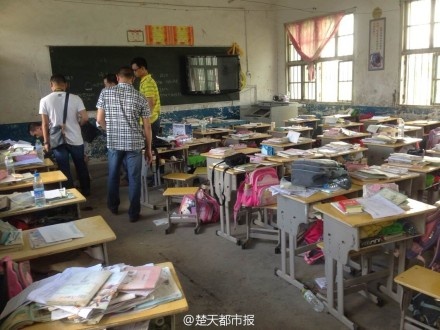 Canh sat TQ ban chet cu ong om chat no vao truong hoc hinh anh