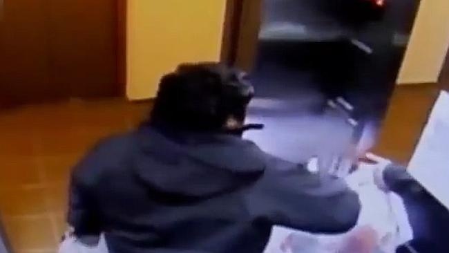 Thang may 'mat phanh' vot qua 31 tang, dam thung noc nha hinh anh