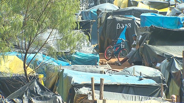 Sự chuẩn bị cho giải vô địch bóng đá thế giới đã kéo giá thuê nhà tại toàn thành phố Sao Paulo - không riêng khu vực phía đông -tăng thêm hai con số. Điều này khiến những người lao động nghèo gặp khó khăn gấp bội. Họ trở về những căn lều tại khu “People’s Cup”  sau một ngày lao động mệt nhọc và cũng chẳng còn tâm trí mà đoái hoài tới việc xem World Cup như mọi năm. “Tôi yêu thích World Cup. Nhưng có lẽ, sự kiện thể thao này và việc xây dựng sân vận động đã khiến mọi người tức giận”, một phụ nữ nói. Ảnh: CNN. 