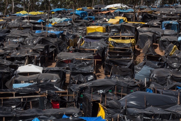 Vài tuần qua, hơn 30.000 gia đình đã tập trung tại khu vực mang tên “People’s Cup” với hy vọng thông qua sự kiện thể thao toàn cầu, họ có thể gây áp lực lên chính phủ nhằm cung cấp nhà ở dành cho người thu nhập thấp.  