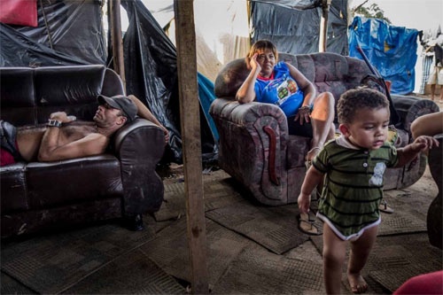 Những ngày này, “thành phố lều bạt” là một mê cung. Người mới đến sẽ dựng lều và lực lượng Phong trào Công nhân Vô gia cư tại Brazil sẽ ghi tên họ vào danh sách những đối tượng mong muốn tìm nhà ở. Có thể, một chiếc lều sẽ trở thành nơi “trú ẩn” cho toàn bộ thành viên trong một gia đình. Nhưng tại nhiều chiếc khác, mọi người sẽ thay phiên nhau qua đêm trong đó.  Ảnh: CNN.