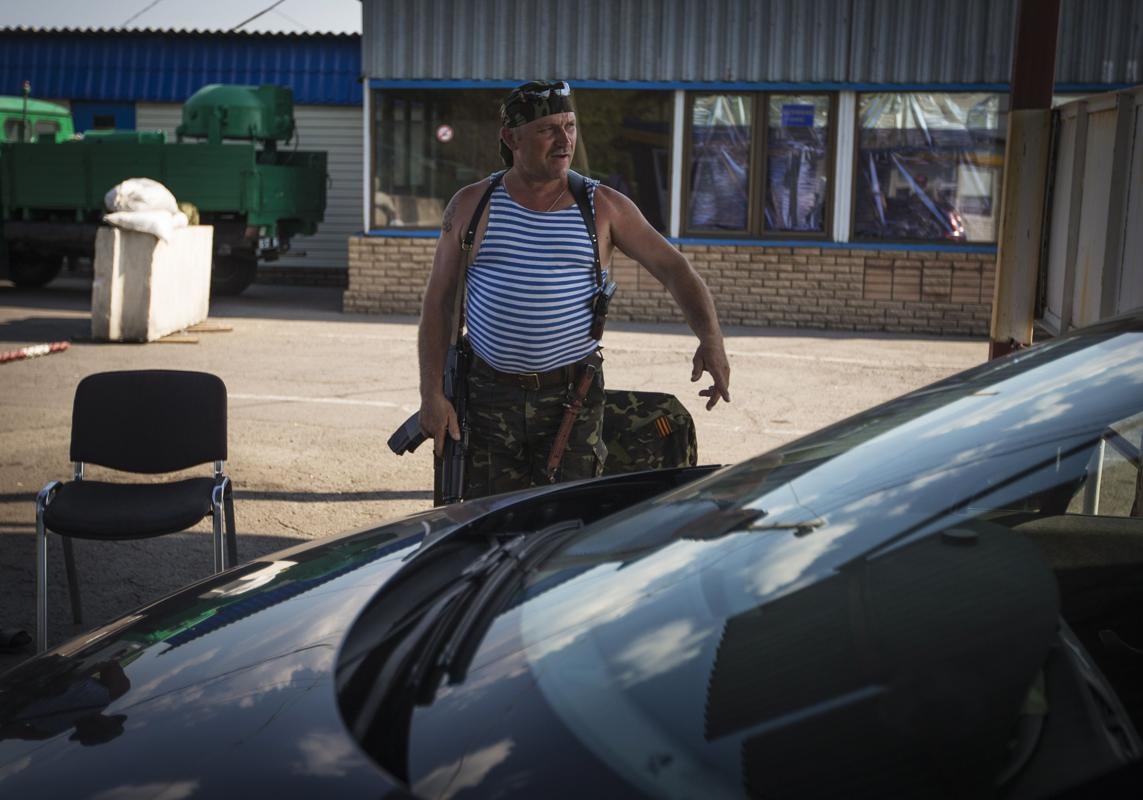 Quan Ukraina tan cong doan xe thiet giap tu phia Nga hinh anh