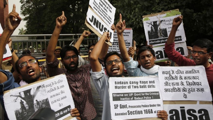 Phat hien them hai xac phu nu tren cay o An Do hinh anh