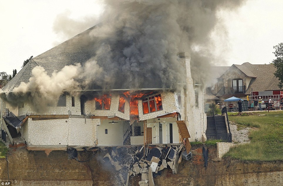 Ông bà Webb đã phải di chuyển đồ đạc ra ngoài cách đây hai tuần sau khi họ phát hiện, ngôi nhà đang dần nghiêng về phía hồ nước. 