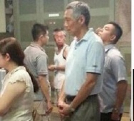 Thu tuong Singapore xep hang 30 phut mua canh ga ran hinh anh