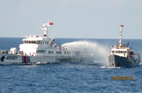 Tàu Trung Quốc tấn công tàu chấp pháp của Việt Nam khi ngăn cản giàn khoan Hải Dương 981 xâm phạm vùng biển chủ quyền của Việt Nam. 