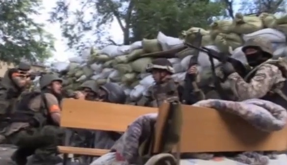 Canh binh si Ukraina ban ve phia chien binh ly khai hinh anh