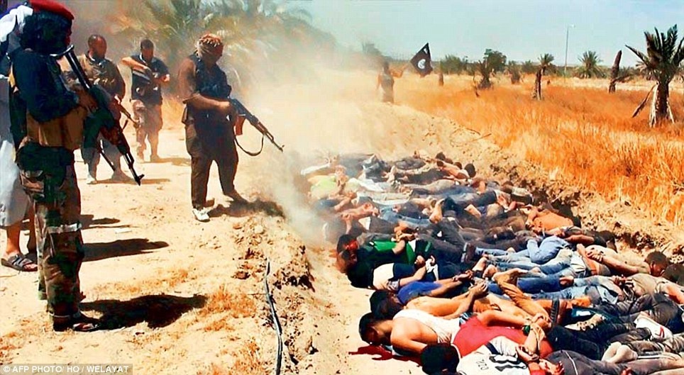 Lớp bụi mù mịt xung quanh các binh sĩ mặc thường phục đang nằm sấp. Nhiều thi thể nhuốm máu bởi súng đạn của những kẻ thuộc ISIL. Ảnh: AFP.