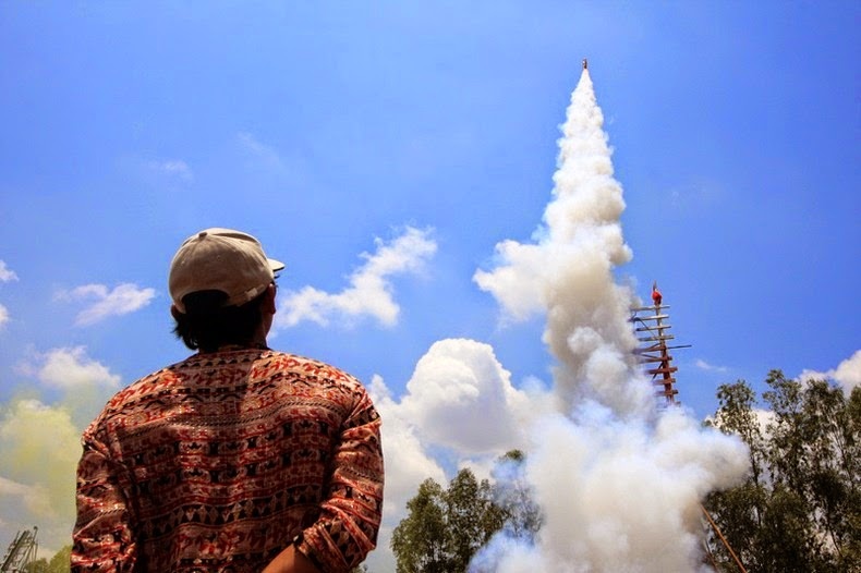 Tại lễ hội diễn ra vào ngày 10/5/1990, một quả tên lửa nặng 120 kg đã phát nổ chỉ hai giây sau khi phóng – khiến 5 người chết và 11 người bị thương. 