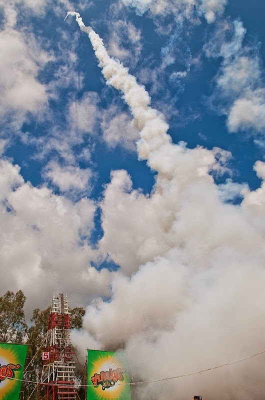 Ban tổ chức sẽ chấm điểm các đội chơi và phân thắng bại dựa trên độ cao, đường bay và các vệt khói đẹp mắt của tên lửa. 