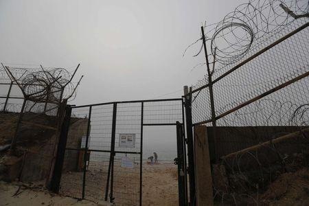 Ngư dân rửa rong biển tại một bãi cát trên đảo Baengnyeong, nằm gần đường ranh giới 