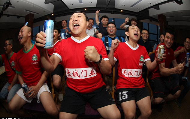 3 nguoi Trung Quoc dot tu vi thuc dem xem World Cup hinh anh