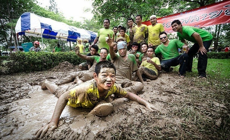 Theo truyền thống, đội thua cuộc sẽ phải nhảy xuống một vũng bùn. 