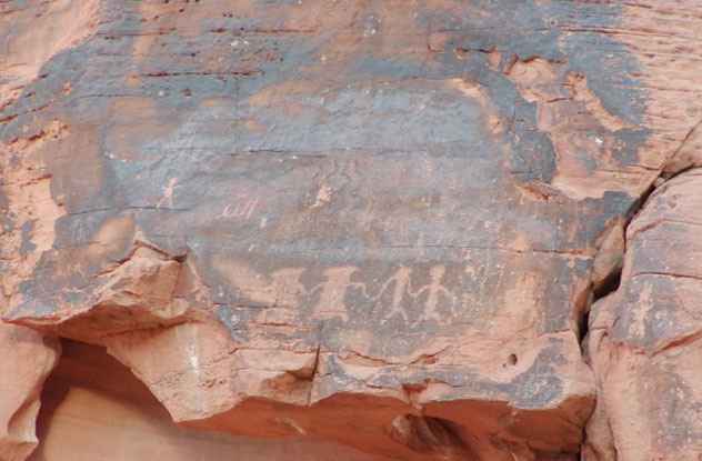 Lớp vỏ đá sa mạc có màu hồng và đen. Ảnh: Listverse.